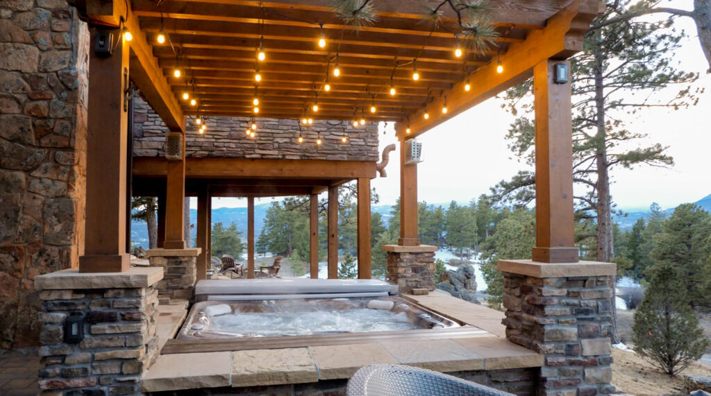 A hot tub in the middle of an outdoor patio.